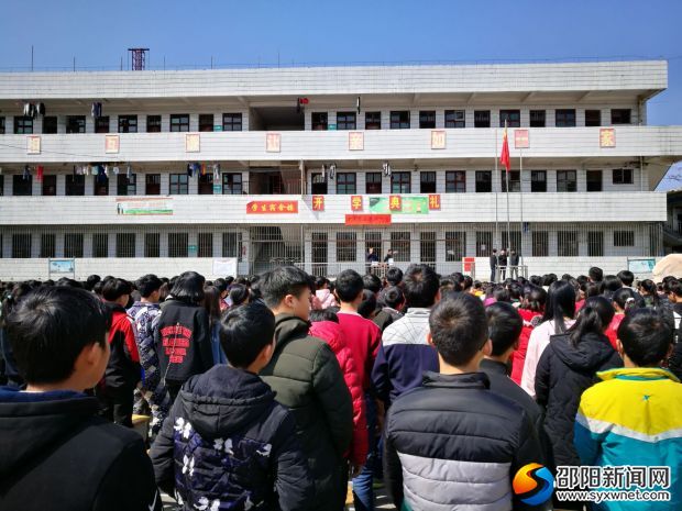 图为同学们宣读《中学生日常规范》