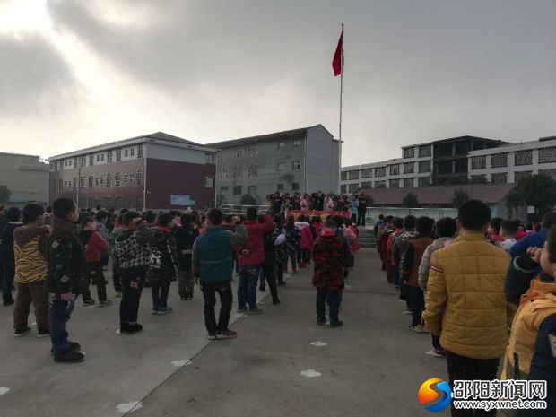图为全体教师宣誓