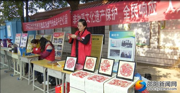 现场推广讲解剪纸艺术