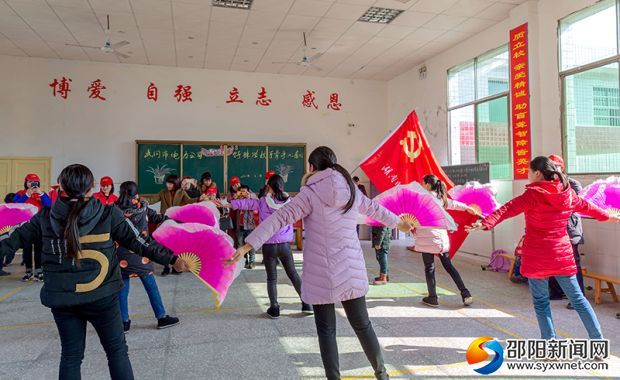 孩子们表演舞蹈
