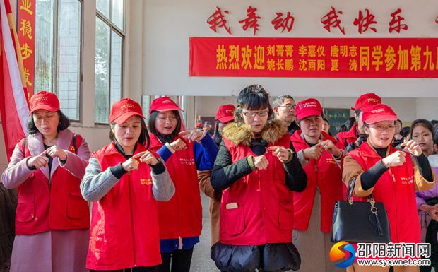党员服务队队员学习手语