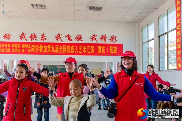 队员们与孩子们一起游戏