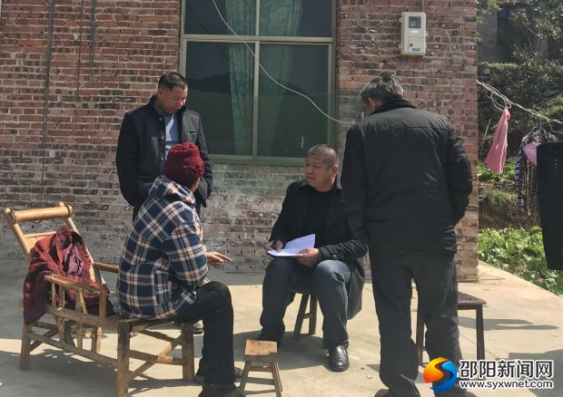 工作人员于村民亲切交流