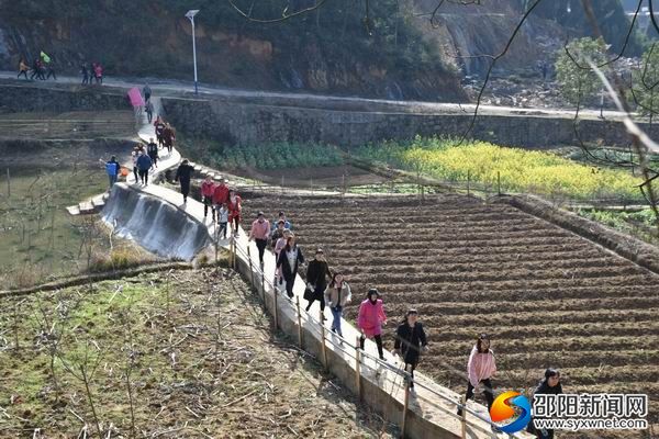 2018年3月8日隆回县石门中心校举行登山健身比赛庆祝三八妇女节04