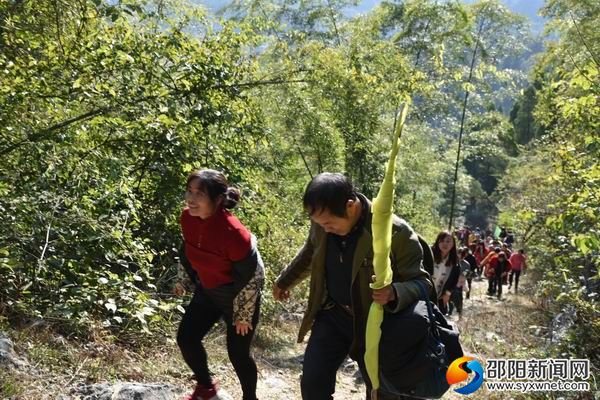 2018年3月8日隆回县石门中心校举行登山健身比赛庆祝三八妇女节03