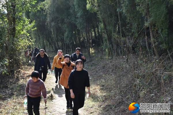 2018年3月8日隆回县石门中心校举行登山健身比赛庆祝三八妇女节05