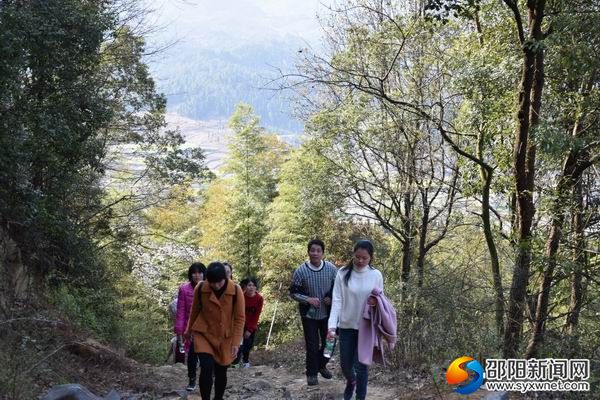 2018年3月8日隆回县石门中心校举行登山健身比赛庆祝三八妇女节09