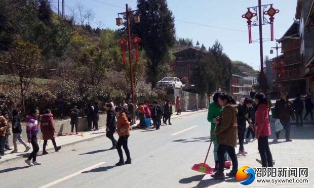 学生清扫虎形山街道