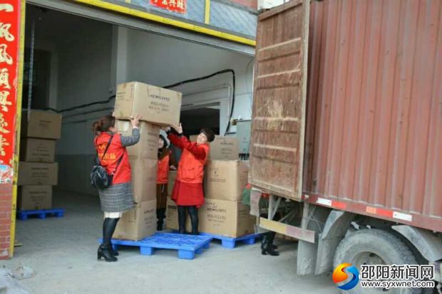 图为志愿者在装车