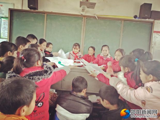 孩子们上交手抄报或爱心卡