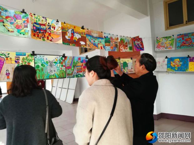 专家们正在对作品进行终评
