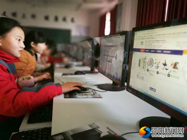 图为学生参赛答题