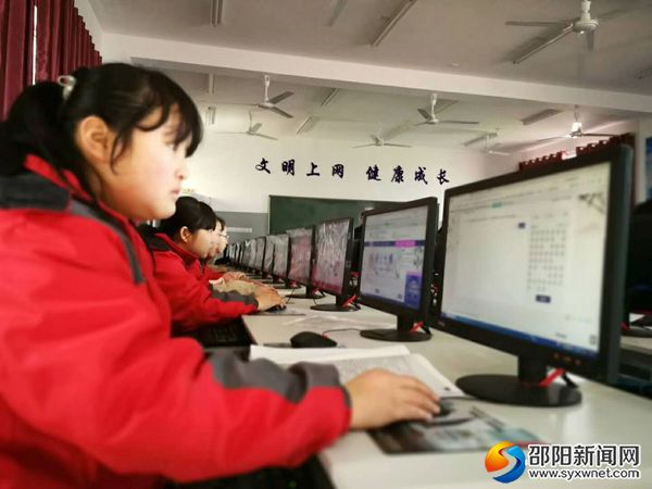 图为学生参赛答题