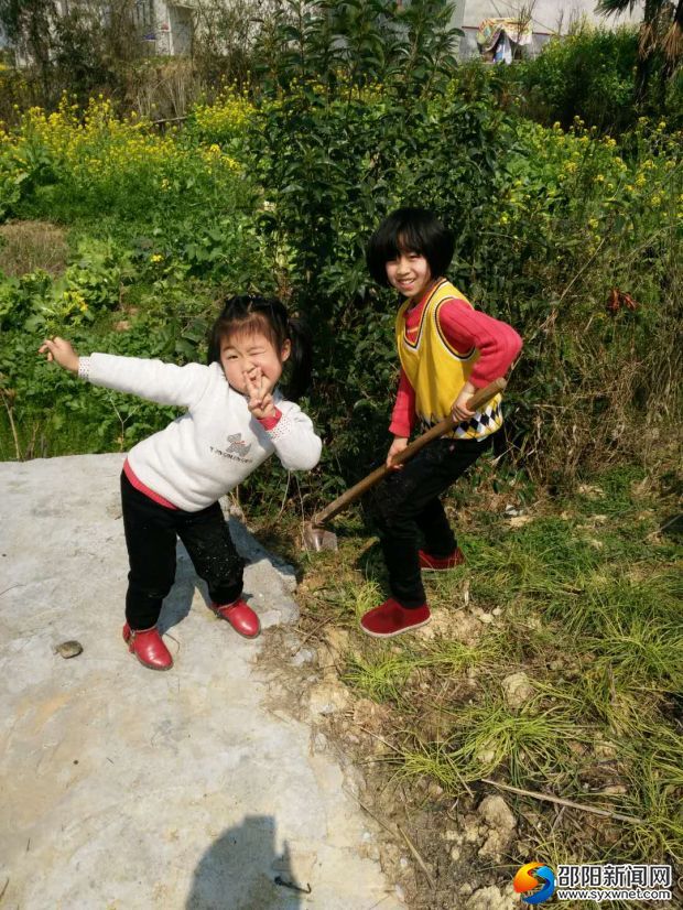孩子们拿锄头的姿势最可爱