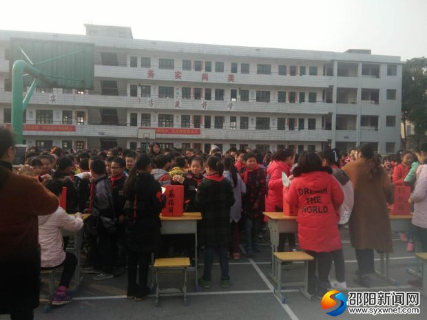图为该校学生分班进行捐款