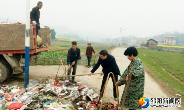 市公路局扶贫工作队上阵装运垃圾