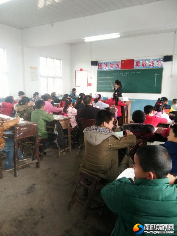 教师认真上课