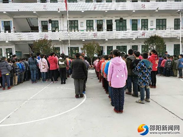 学生认真听