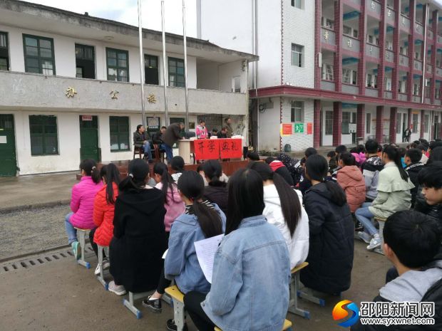 图为老师在签安全责任状