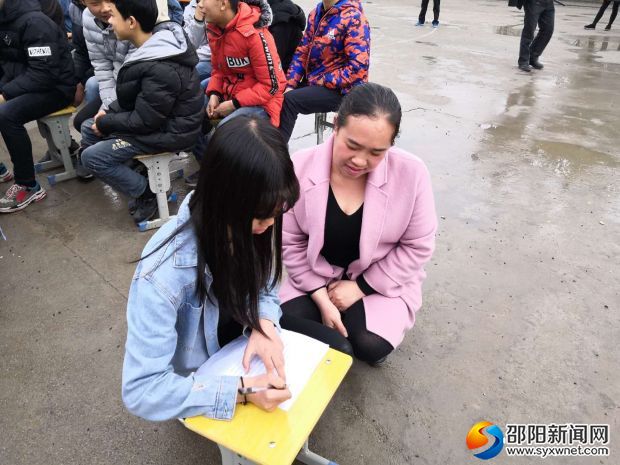 图为学生签订安全责任状
