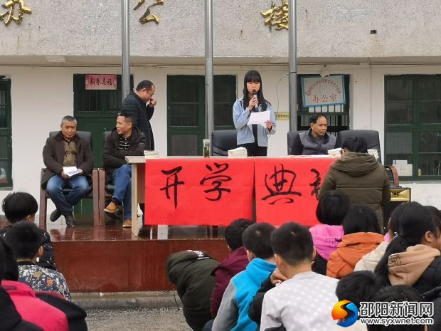 图为学生代表发言