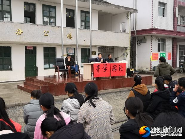 图为学校领导部署新学期工作