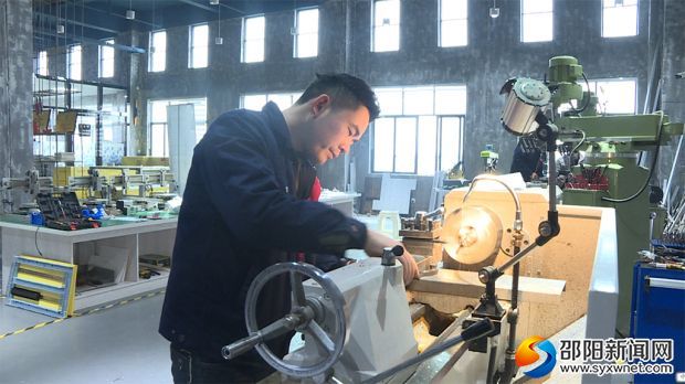 在邵东县湖南锐科机器人技术有限公司内工作人员正在组织生产