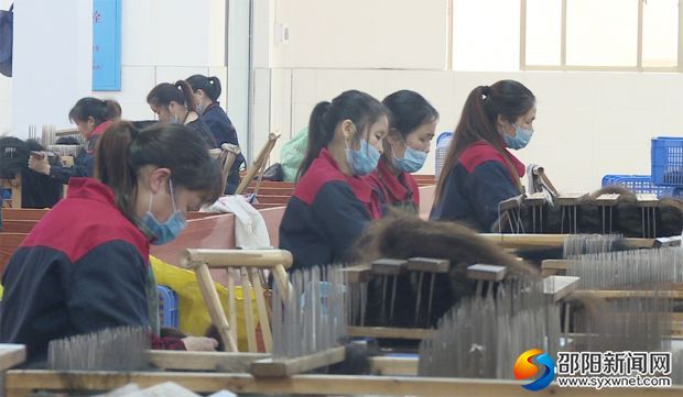 新邵县邵阳市鸿宇发制品有限公司生产车间一角
