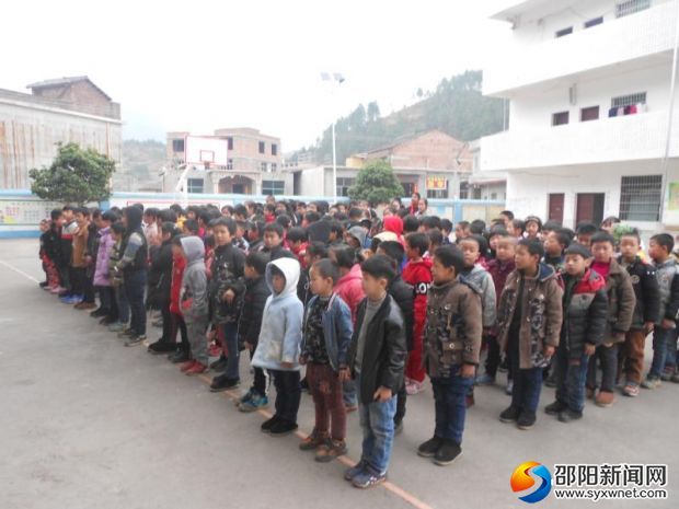 娃娃们聆听安全知识培训