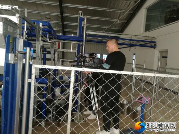 湖南经视记者拍摄羴牧标准挤奶厅。