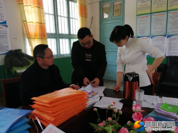 工作人员正在查看相关资料