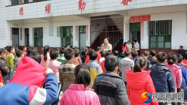 刘校长在大会上进行&ldquo;防溺水&rdquo;教育