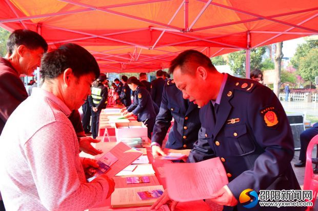 发放宣传资料_副本