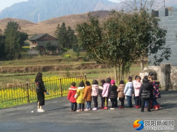 老师带着小朋友们排队出发