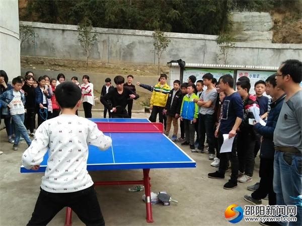 初中组选手在比赛中