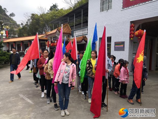 图为整队待发的学生志愿者