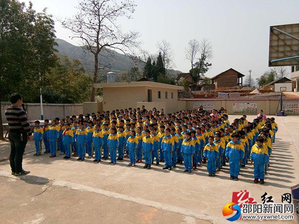 山区学生穿上了新校服