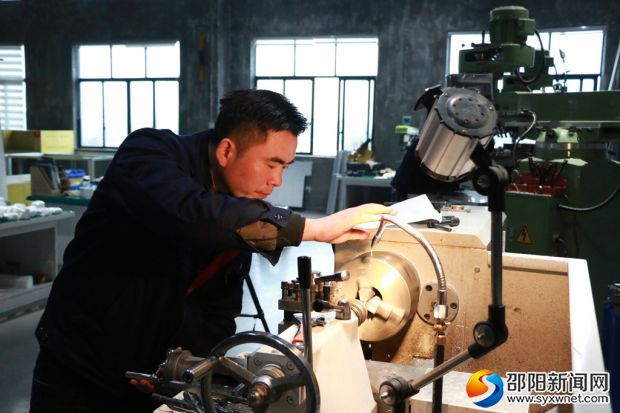 湖南锐科机器人技术有限公司工作人员在加工零部件