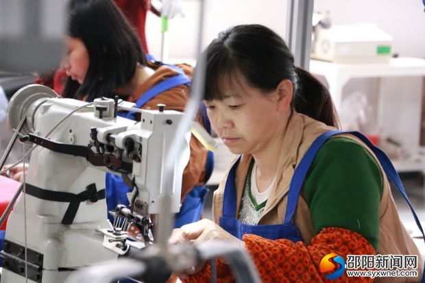 邵东县隆源贸易有限责任公司工作人员在组织生产
