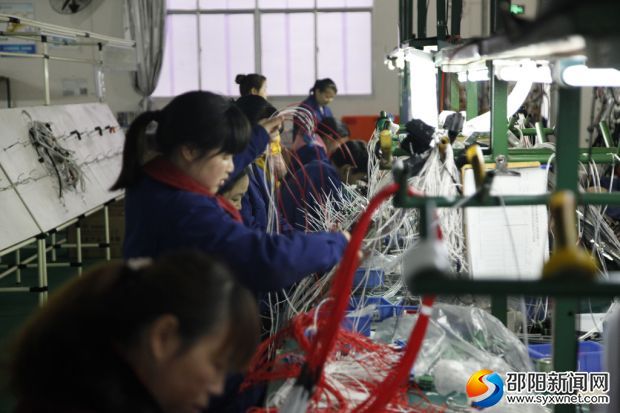 武冈市永锐电子科技有限公司工作人员在组织生产
