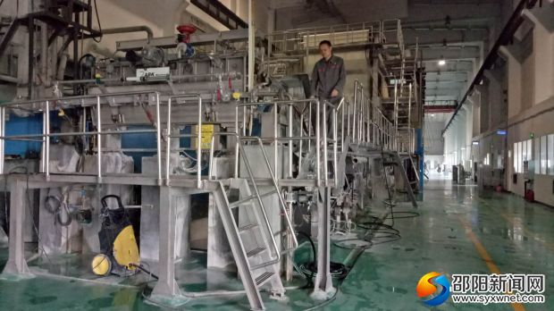 湖南湘丰特种纸业有限公司工作人员在检查生产设备