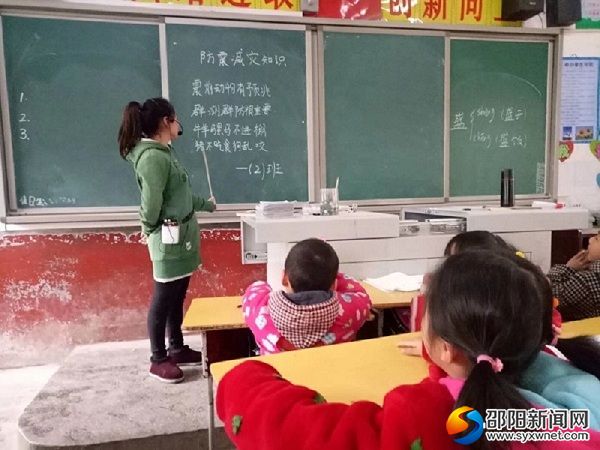 该校一年级班主任侯老师正在讲解有关地震知识