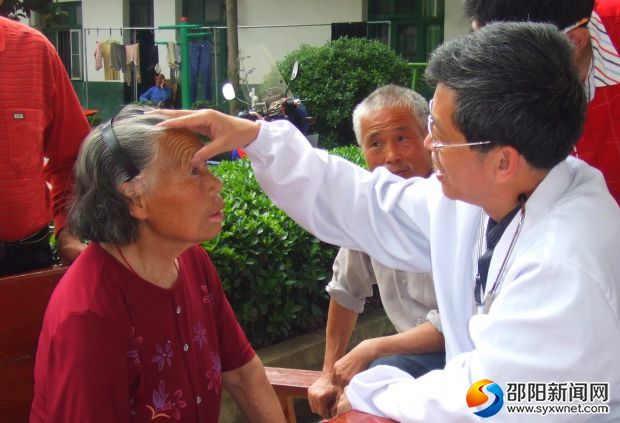李良才在下乡义诊