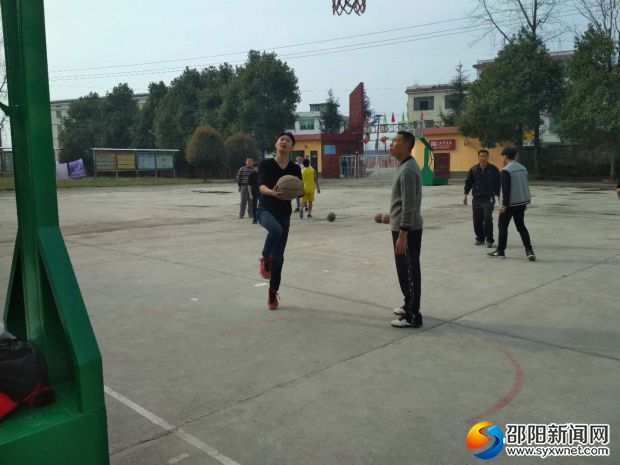 体育组老师在指导投篮训练