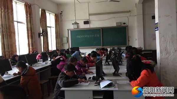学生正在参加竞赛