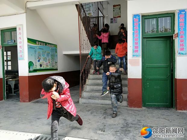 学生捂鼻撤离