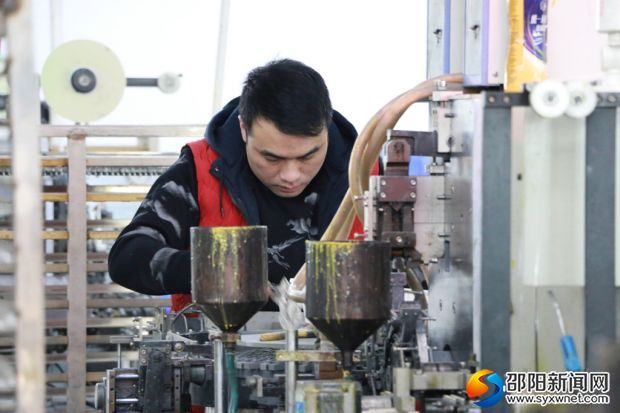 邵阳县世荣电子有限责任公司生产车间内工作人员在组织生产