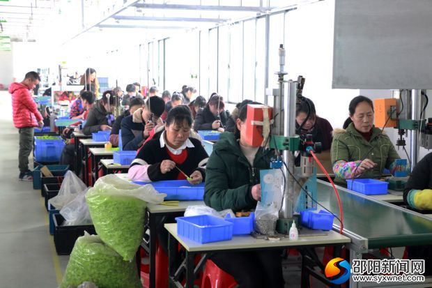 邵阳县工业集中区某玩具企业员工在紧张生产