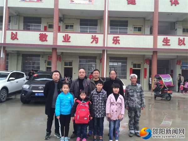 彭书记、中心校工会主席、爱心家长、学生与受捐对象合影