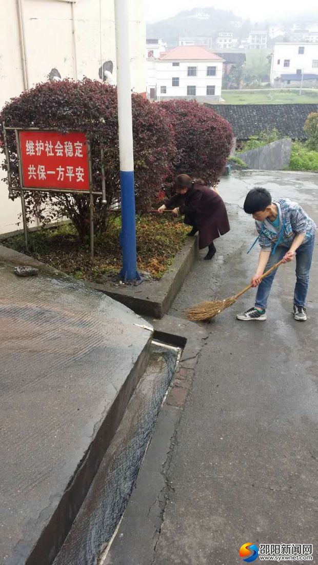 师生协作清理卫生死角
